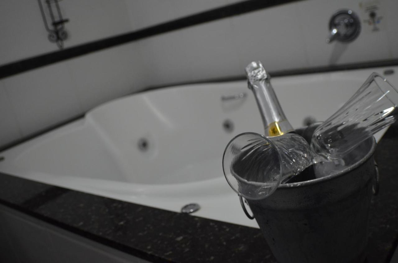 Constantino Hotel E Eventos Juiz de Fora Εξωτερικό φωτογραφία A bottle of champagne in a champagne bucket