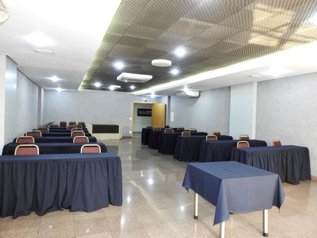 Constantino Hotel E Eventos Juiz de Fora Εξωτερικό φωτογραφία A conference room at the hotel